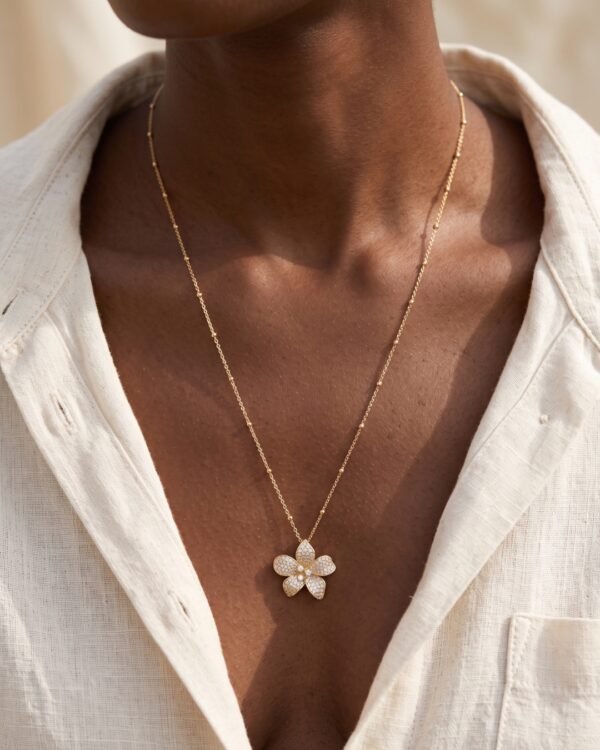 Plumeria pendentif fleur zircons blancs Cénélia